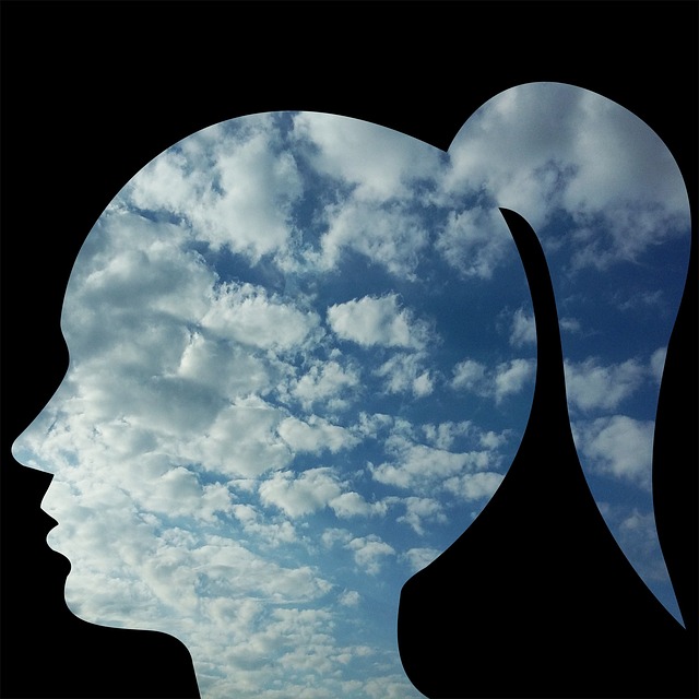 女の人と雲