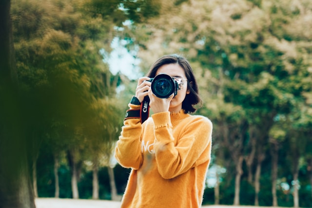 写真を撮っている人
